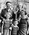 Jean Piaget s rodinou.jpeg